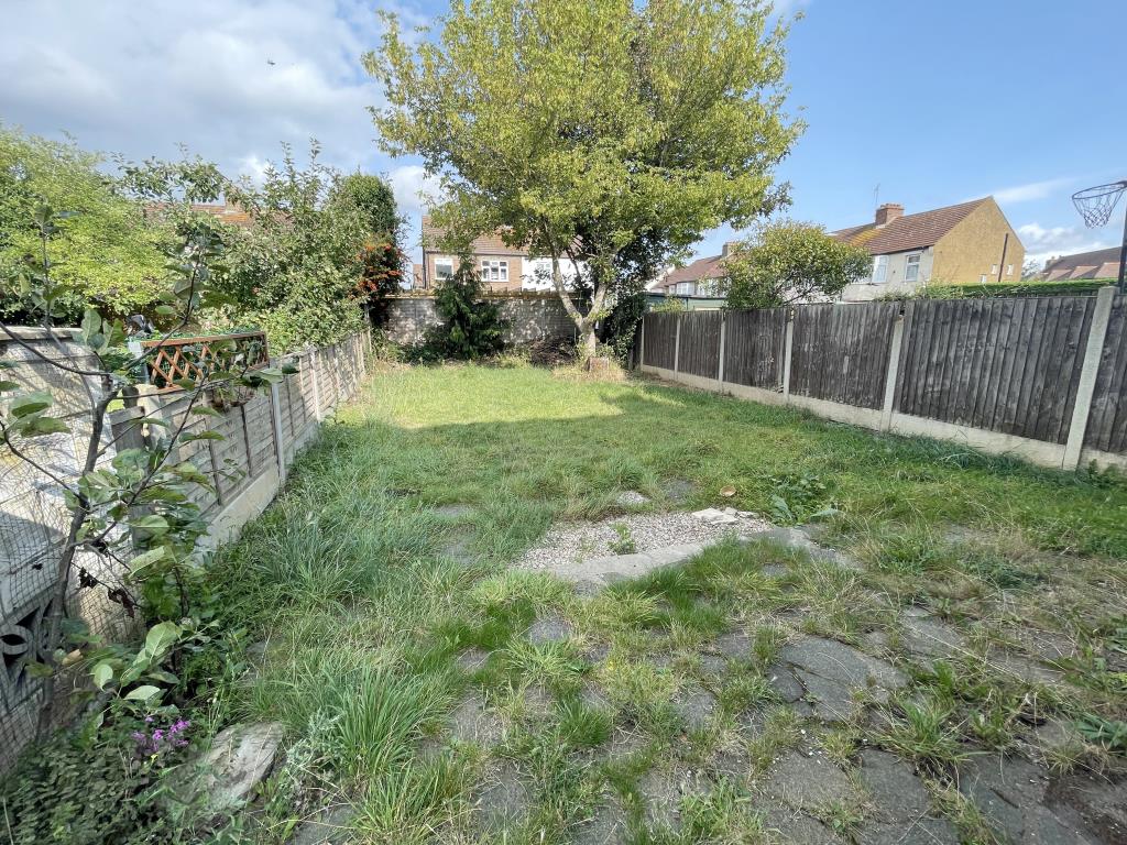 Lot: 31 - THREE BEDROOM SEMI-DETACHED HOUSE FOR IMPROVEMENT - Rear garden